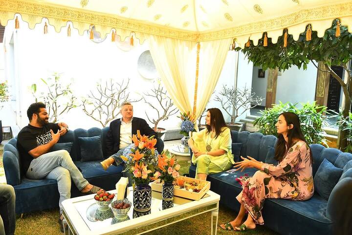 జూనియర్ ఎన్టీఆర్ ఇంటికి టెడ్ తన బృందంతో కలిసి వచ్చారు.