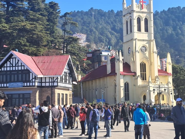 Shimla Tourist News: हिमाचल प्रदेश की राजधानी और पहाड़ों की रानी शिमला में पर्यटकों की भीड़ लगी हुई है. वीकेंड पर शिमला पर्यटकों से गुलजार हो उठा है.