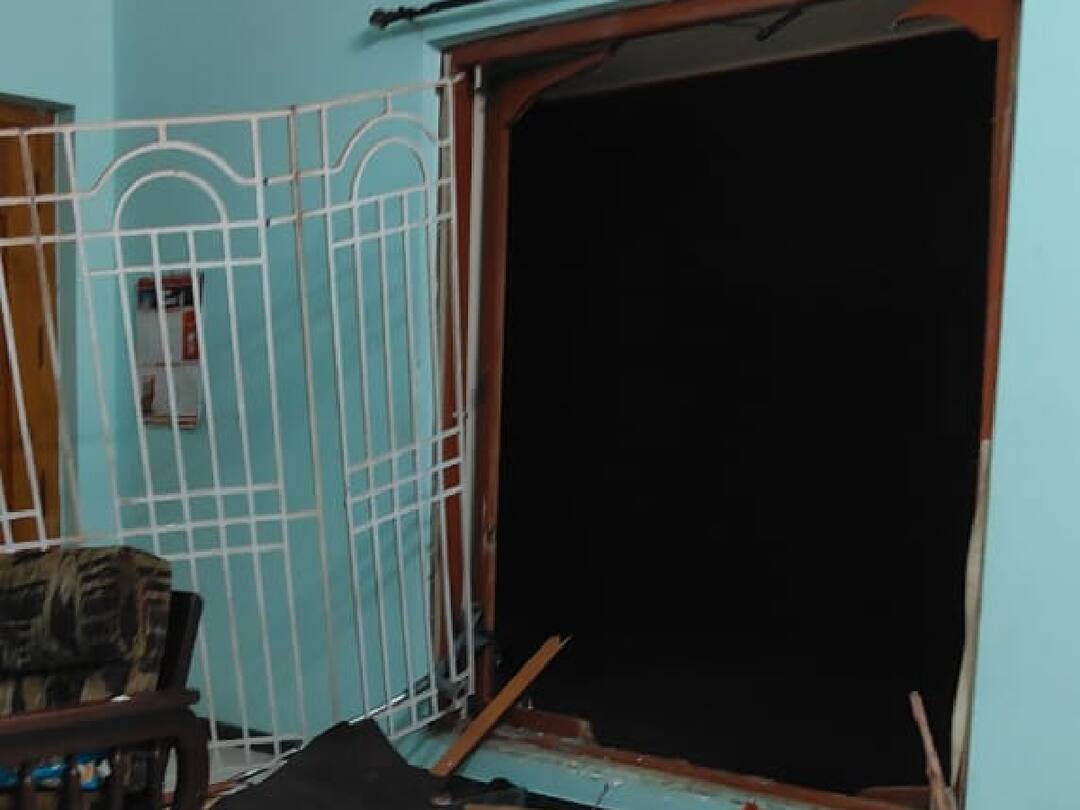 ஜன்னலை உடைத்து வீட்டிற்குள் நுழைந்த காட்டு யானைகள் ; நொடிப்பொழுதில் உயிர் தப்பிய குடும்பம்