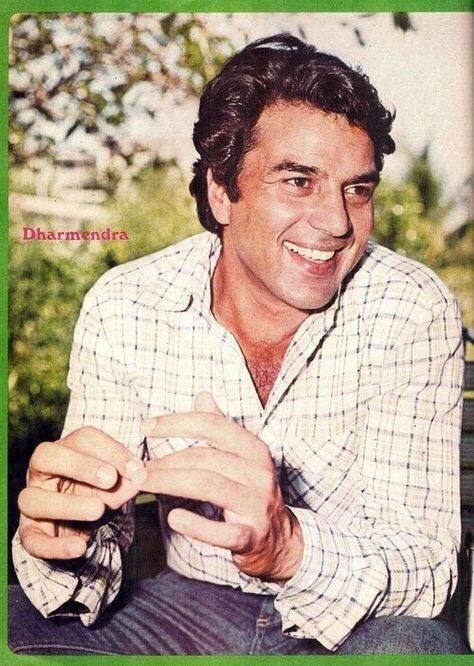 ਉਦੋਂ ਤੱਕ ਧਰਮਿੰਦਰ ਦਾ ਗੁੱਸਾ ਸੱਤਵੇਂ ਅਸਮਾਨ 'ਤੇ ਪਹੁੰਚ ਚੁੱਕਿਆ ਸੀ। ਫਿਰ ਕੀ ਧਰਮਿੰਦਰ ਨੂੰ ਹਨੇਰੇ 'ਚ ਪਤਾ ਨਹੀਂ ਲੱਗਿਆ ਅਤੇ ਉਨ੍ਹਾਂ ਨੇ ਦਰਵਾਜ਼ਾ ਖੋਲ੍ਹਣ ਵਾਲੇ ਨੂੰ ਕਾਲਰ ਤੋਂ ਫੜ ਲਿਆ।