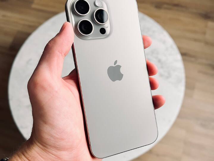 iPhone 15 Pro: एप्पल ने सितंबर में iPhone 15 सीरीज लॉन्च की है. iPhone 15 pro में आपको ट्रिपल कैमरा सेटअप मिलता है जिसमें 48MP का मेन लेंस, 12MP का अल्ट्रावाइड लेंस और 12MP का टेलीफोटो लेंस है. इसकी कीमत 1,34,900 रुपये से शुरू है.