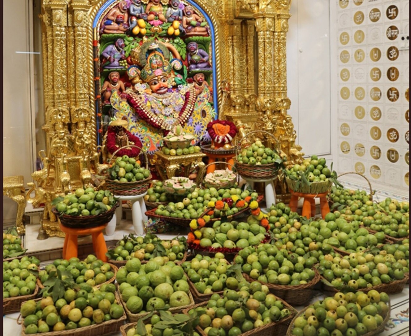 Annakut Darshan: બોટાદના શ્રી કષ્ટભંજન દેવ દાદાને ધરાવાયો જામફળનો ભવ્ય અન્નકૂટ, તસવીરોમાં જુઓ