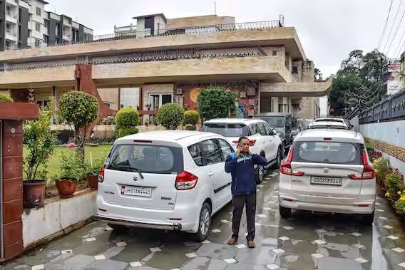 સાંસદ સાહુનું પૈતૃક નિવાસ લોહરદગામાં છે, જ્યારે તેમના પરિવારનો રાંચીના રેડિયમ રોડમાં બંગલો છે. ધીરજ સાહુ ઝારખંડના અગ્રણી બિઝનેસ અને રાજકીય પરિવારમાંથી આવે છે.