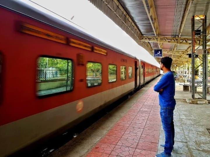 Railways Rules: कई बार एक पीएनआर में से कुछ टिकट कंफर्म और कुछ वेटिंग में रह जाते हैं. ऐसे में क्या वेटिंग टिकट कैंसिल हो जाएगा. हम आपको इससे जुड़े नियम के बारे में बता रहे हैं.