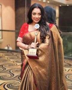 अनुपमा फेम Rupali Ganguly को मिला अवार्ड, साड़ी में एक्ट्रेस का दिखा खूबसूरत अंदाज