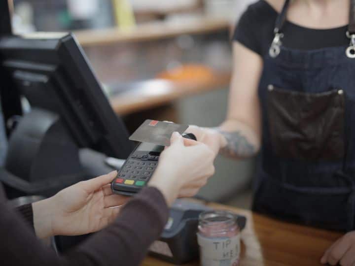 टाइम पर करें क्रेडिट कार्ड का ड्यू पेमेंट क्रेडिट कार्ड का ड्यू पेमेंट हमेशा समय से करें वर्ना आपको पेनाल्टी के साथ-साथ बकाया रकम पर इंटरेस्ट भी देना पड़ता है.