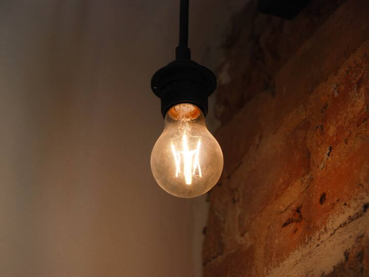 कैलिफोर्निया राज्य के लिवरमोर शहर में लगा ये बल्ब आज पूरी दुनिया के लिए कौतूहल का विषय बन गया है. इतने सालों से जलने के कारण इस बल्ब का नाम गिनीज बुक ऑफ रिकॉर्ड्स में शामिल हो गया है.