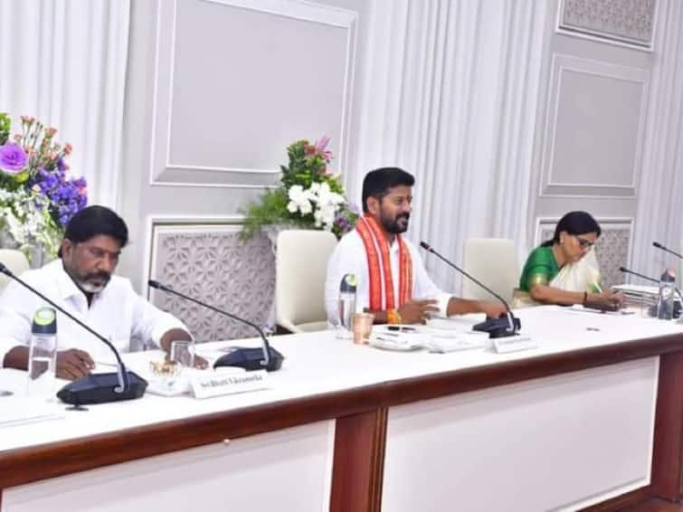 Telangana CM Revanth Reddy allotted departments to 11 ministers latest telugu news updates 11 మందికి శాఖలు కేటాయించిన రేవంత్‌- సీఎం వద్దే హోం శాఖ