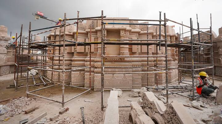 प्रशिक्षणादरम्यान या उमेदवारांना राम मंदिर ट्रस्टकडून दरमहा दोन हजार रुपये पगार मिळणार आहे. यासोबतच त्यांची राहण्याची आणि जेवणाची व्यवस्थाही ट्रस्टकडून करण्यात येणार आहे. (PC:PTI)