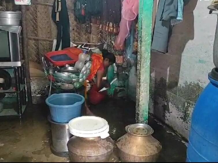 Coimbatore Rain water  seeped into the houses due to heavy rains was flushed out by the public TNN கோவையில் கனமழையால் வீடுகளுக்குள் புகுந்த நீர்; தண்ணீரை பொதுமக்களே வெளியேற்றிய அவலம்