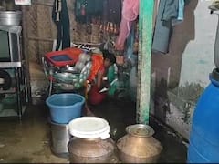 கோவையில் கனமழையால் வீடுகளுக்குள் புகுந்த நீர்; தண்ணீரை பொதுமக்களே வெளியேற்றிய அவலம்