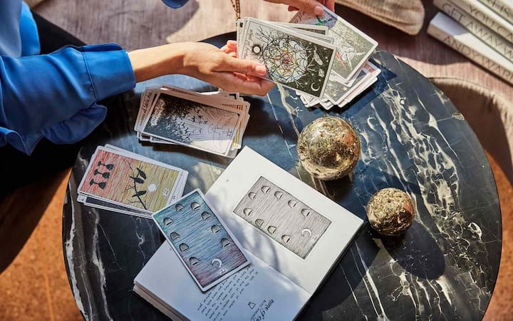 વૃશ્ચિક- સપ્તાહના અંત સુધીમાં તમને સમસ્યાનો ઉકેલ મળી જશે. આ સપ્તાહ આર્થિક સ્થિતિ મજબૂત રહેશે. ક્રોધ કે ઉતાવળથી બચવાની જરૂર છે નહિતો બાજી બગડી જશે. પ્રવાસથી લાભ થઈ શકે છે.