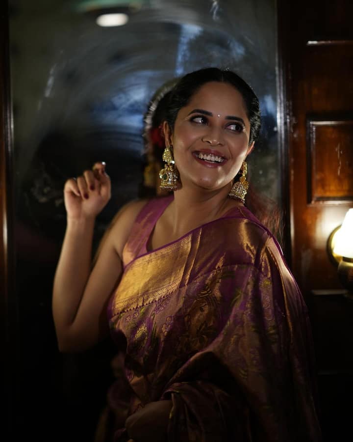 సోషల్ మీడియాలో యాక్టివ్ గా ఉండే అనసూయ లేటెస్ట్ గా కొన్ని పిక్స్ పోస్ట్ చేసింది. సొగసు చూడతరమా అని తనకు తనే క్యాప్షన్ ఇచ్చుకుంది.