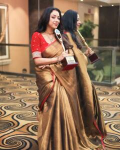 अनुपमा फेम Rupali Ganguly को मिला अवार्ड, साड़ी में एक्ट्रेस का दिखा खूबसूरत अंदाज