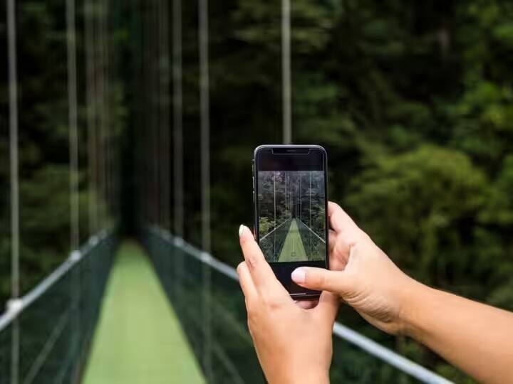 Year Ender 2023: વર્ષ 2023માં ભારતીય માર્કેટમાં ટેકનોલૉજીની ખુબ બોલબાલા રહી છે, કેટલાક ખાસ અને હાઇટેક સ્માર્ટફોન લૉન્ચ થયા છે, જો તમે એક સારો કેમેરા ફોન ખરીદવાનું વિચારી રહ્યાં છો, તો અહીં જાણો. વર્ષ 2023 તેના છેલ્લા મહિનામાં છે. આ વર્ષે સ્માર્ટફોન માર્કેટમાં કેટલાય સ્માર્ટફોન લૉન્ચ થયા હતા. આ આર્ટીકલમાં અમે તમને આ વર્ષના બેસ્ટ કેમેરા સ્માર્ટફોન વિશે જણાવી રહ્યા છીએ.