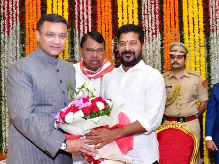 तेलंगाना की नई कांग्रेस सरकार ने एआईएमआईएम विधायक अकबरुद्दीन ओवैसी को प्रोटेम स्पीकर नियुक्त किया है, जिसे लेकर राजनीति गरमाई हुई है. अकबरुद्दीन ओवैसी एआईएमआईएम के सबसे अमीर विधायक हैं.