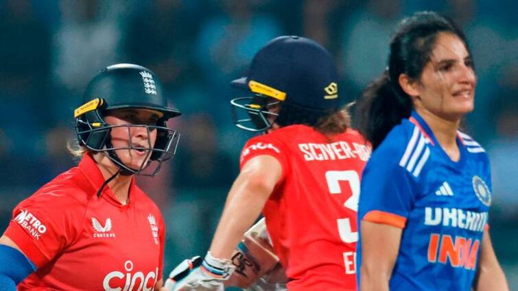 India Women's Team loses 2nd T20I vs England Women's Team despite valiant fight INDW vs ENGW: মাত্র ৮০ রানের পুঁজি নিয়েও দুরন্ত লড়াই, তাও ম্যাচ হেরে ইংল্যান্ডের বিরুদ্ধে সিরিজ় খোয়ালো ভারত