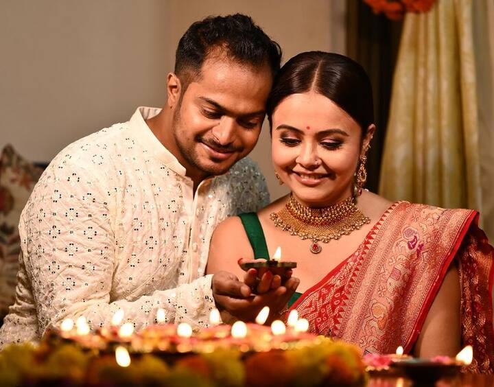 गोपी बहू यानी देवोलिना भट्टाचार्जी ने भी दूसरे धर्म के शहनवाज संग शादी की है. कपल की शादी को 1 साल हो गया है.