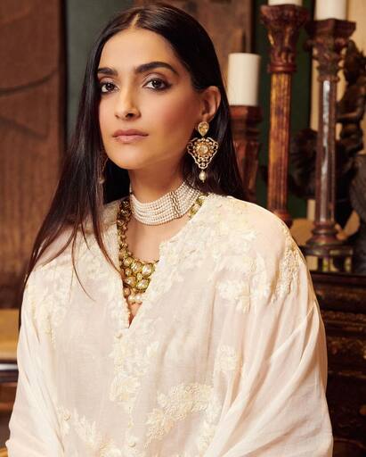 Sonam Kapoor Photos : வெள்ளை உடையில் ஜொலிக்கும் அழகி சோனம் கபூர்!