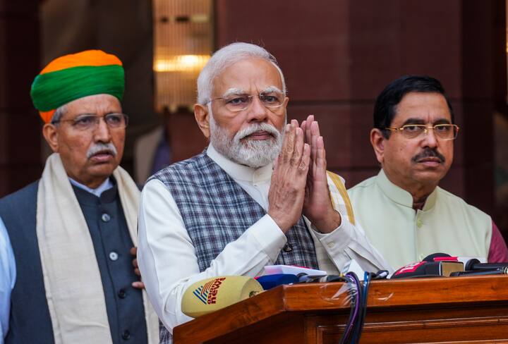 संसद का शीतकालीन सत्र सोमवार (4 दिसंबर) से शुरू हुआ. इससे पहले सभी राजनीतिक दलों के फ्लोर नेताओं के साथ सरकार की एक बैठक हुई.