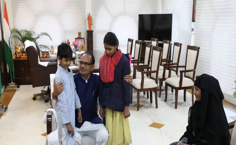 Madhya Pradesh Muslim Woman allegedly Beaten Up For Voting For BJP CM Shivraj Chouhan Meets Her பாஜகவுக்கு வாக்களித்த இஸ்லாமிய பெண்ணுக்கு அடி உதை! நேரில் அழைத்து ஆறுதல் கூறிய முதலமைச்சர்!