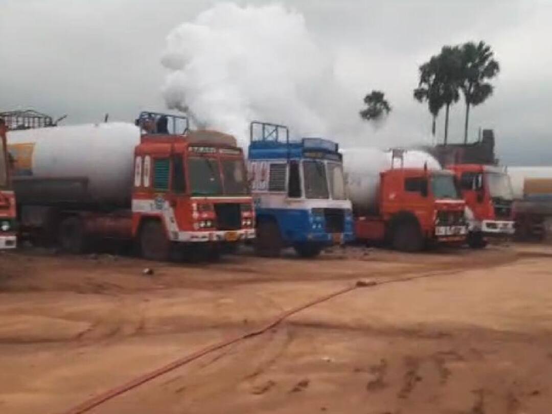 கோவை அருகே லாரி மீது இடிந்து விழுந்த சுவர்; எரிவாயு கசிவால் பரபரப்பு