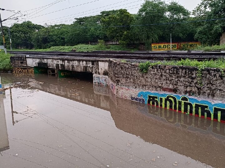 கோவையில் கனமழையால் வீடுகளுக்குள் புகுந்த நீர்; தண்ணீரை பொதுமக்களே வெளியேற்றிய அவலம்