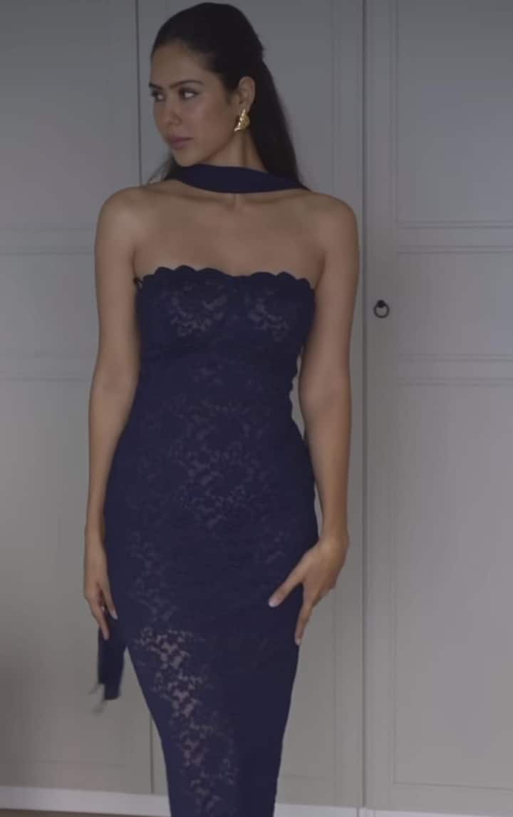 ਉਸ ਨੇ ਆਫ ਸ਼ੋਲਡਰ ਡਰੈੱਸ ਦੇ ਨਾਲ ਚੁੰਨੀ ਵੀ ਕੈਰੀ ਕੀਤੀ ਹੋਈ ਹੈ। ਆਪਣੀ ਇਸ ਲੁੱਕ ਨੂੰ ਉਸ ਨੇ ਘੱਟੋ ਘੱਟ ਮੇਕਅੱਪ ਤੇ ਜਿਊਲਰੀ ਦੇ ਨਾਲ ਪੂਰਾ ਕੀਤਾ ਹੈ।