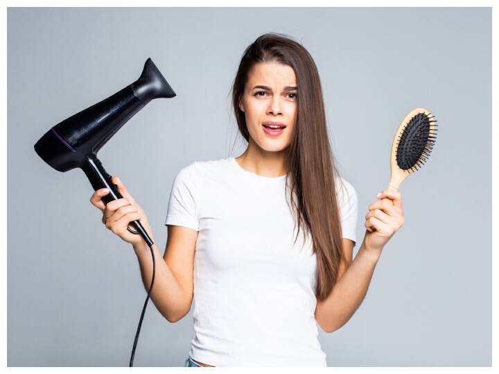 If you use a hair dryer in winter then know the advantages and disadvantages as well सर्दियों में हेयर ड्रायर यूज करते हैं तो फायदे के साथ नुकसान भी जान लें, वरना हो सकती है ये परेशानी