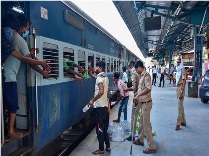 मगर, भ्रम की स्थिति तब पैदा होती है, जब एक PNR के दो टिकट में से एक तो कंफर्म हो जाए और दूसरा न हो. ऐसे में क्या दूसरे ऑनलाइन खरीदे गए टिकट का क्या होगा? हम आपको इससे जुड़े नियम के बारे में जानकारी दे रहे हैं.