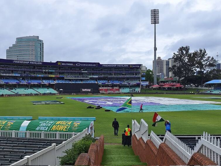 India vs South Africa 1st T20 live update Kingsmead Stadium currently under cover Weather Updates India vs South Africa 1st T20 : भारत विरुद्ध दक्षिण आफ्रिका पहिल्या T20 सामन्यात 'पाऊस' बाजी मारणार? ग्राऊंडववर अजूनही कव्हर असल्याने चिंता वाढली