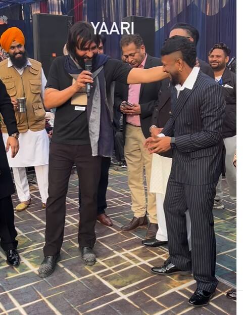 ਖਾਸ ਗੱਲ ਇਹ ਹੈ ਕਿ ਉਹ ਹਾਲੇ ਤੱਕ ਪ੍ਰਸ਼ੰਸਕਾਂ ਵਿਚਾਲੇ ਐਕਟਿਵ ਨਜ਼ਰ ਆਉਂਦੇ ਹਨ। ਕਲਾਕਾਰ ਨੂੰ ਕਈ ਸਟੇਜ ਸ਼ੋਅ ਦੌਰਾਨ ਆਪਣੇ ਗੀਤਾਂ ਦਾ ਜਾਦੂ ਬਿਖੇਰਦੇ ਹੋਏ ਦੇਖਿਆ ਜਾਂਦਾ ਹੈ।