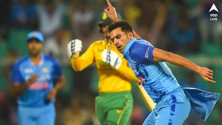 IND vs SA: Deepak Chahar to miss first game, remains doubtful for rest of the matches Deepak Chahar: বাবা গুরুতর অসুস্থ, দক্ষিণ আফ্রিকা যেতেই পারলেন না ভারতের অলরাউন্ডার, খেলছেন না রবিবার