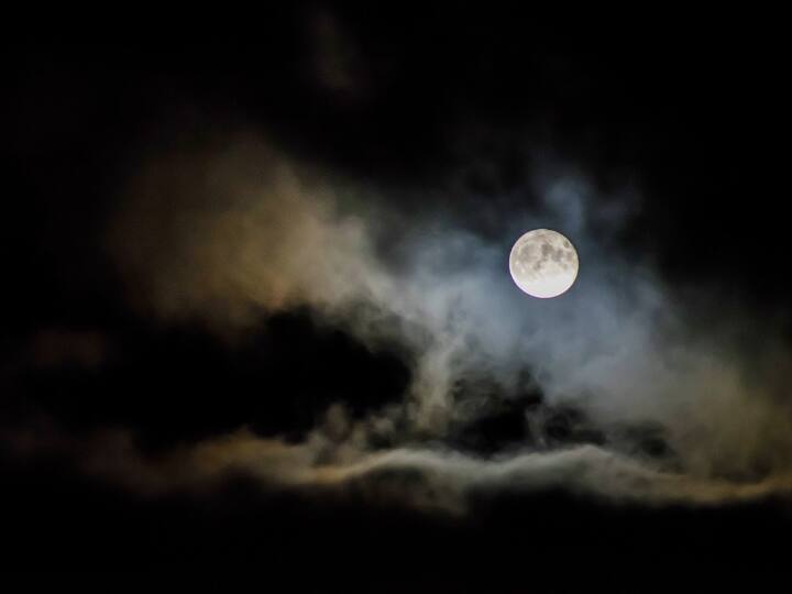 शनि (Saturn) एक ऐसा ग्रह है, जिसके पास सौरमंडल में सबसे अधिक चांद हैं. इसकी संख्या 146 है. वही यूरेनस (Uranus) के पास 27 और नेपच्यून (Neptune) के पास 14 चांद हैं.