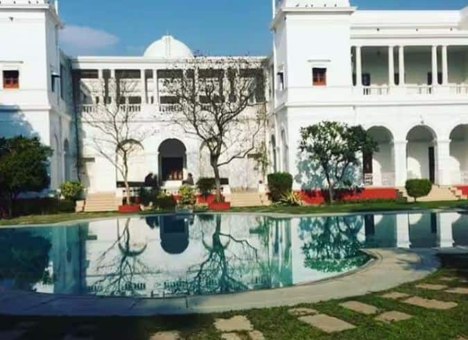 Pataudi Palace: ਪਟੌਦੀ ਪੈਲੇਸ ਦਾ ਨਾਮ ਭਾਰਤ ਦੇ ਸ਼ਾਨਦਾਰ ਤੇ ਮਸ਼ਹੂਰ ਮਹਿਲਾਂ ਦੀ ਸੂਚੀ 'ਚ ਆਉਂਦਾ ਹੈ। ਇਹ ਗੁੜਗਾਓਂ, ਹਰਿਆਣਾ ਵਿੱਚ ਸਥਿਤ ਹੈ। ਅਸੀਂ ਤੁਹਾਨੂੰ ਇਸ ਖਾਸ ਪੈਲੇਸ ਦੀਆਂ ਵਿਸ਼ੇਸ਼ਤਾਵਾਂ ਅਤੇ ਕੀਮਤ ਬਾਰੇ ਜਾਣਕਾਰੀ ਦੇ ਰਹੇ ਹਾਂ।