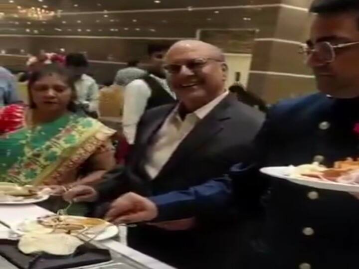 शादी में नहीं मिला खाना तो खुद ही रोटी सेंकने लगे मेहमान, यूजर्स बोले- अब इनसे बर्तन भी धुलवा लो Viral video of a guest making Indian bread at wedding netizens give hilarious comments शादी में नहीं मिला खाना तो खुद ही रोटी सेंकने लगे मेहमान, यूजर्स बोले- अब इनसे बर्तन भी धुलवा लो