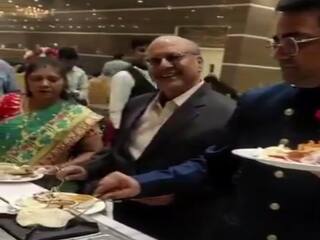 शादी में नहीं मिला खाना तो खुद ही रोटी सेंकने लगे मेहमान, यूजर्स बोले- अब इनसे बर्तन भी धुलवा लो