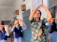फिजिक्स टीचर ने 'गुलाबी शरारा' सॉन्ग पर दिखाए जबरदस्त डांस मूव्स, यूजर्स बोले- हमें भी चाहिए एडमिशन