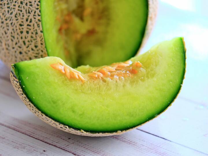 हम जिस फल की बात कर रहे हैं वो एक खरबूजा है. ये कोई आम खरबूजा नहीं है. इसकी कीमत इतनी ज्यादा है कि एक खरबूजे की कीमत में आप भारत में कई ट्रक खरबूजे खरीद सकते हैं.