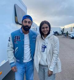 इस खूबसूरत हसीना ने Shah Rukh Khan और Ranbir Kapoor की फिल्मों में किया काम, 1 साल में दे डाली 1700 करोड़ कमाने वाली 2 मूवी