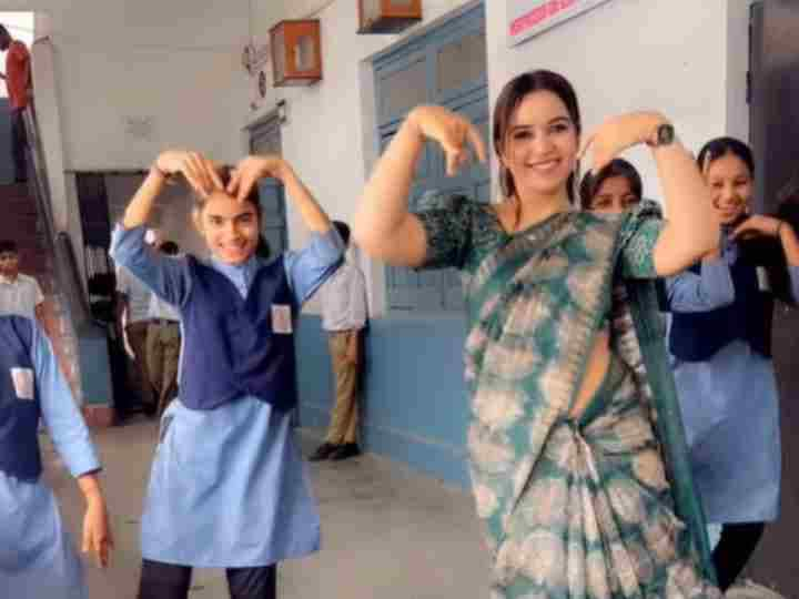 Viral Dance Video: यह वायरल वीडियो सोशल मीडिया पर तेजी से वायरल हो रहा है. अब तक वीडियो पर डेढ़ लाख से ज्यादा लाइक्स आ चुकी हैं.