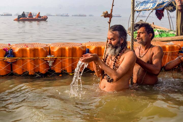 image 2aগ্রহের রাজা সূর্য মকর রাশিতে যাত্রা করবে ১৪ জানুয়ারি, ২০২৪ মধ্যরাতে। উদয় তিথি গৃহীত হচ্ছে ১৫ জানুয়ারি। এমন পরিস্থিতিতে, ১৫ জানুয়ারি ২০২৪-এ মকর সংক্রান্তি পালিত হবে।