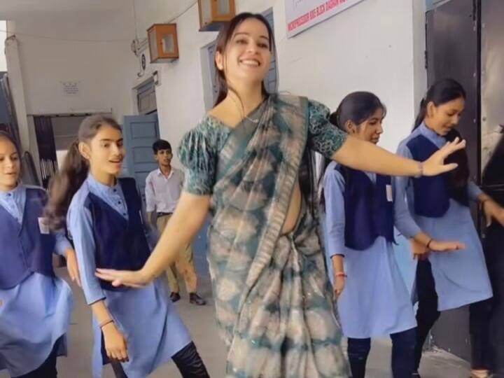 Viral video of teacher dancing on uttarakhandi song Gulabi sharara watch here फिजिक्स की इक्वेशन समझाने वाली टीचर ने पहाड़ी गाने पर किया ऐसा जबरदस्त डांस, देख झूम उठा पूरा सोशल मीडिया, लोग बोले- 'छा गईं मैडम जी'