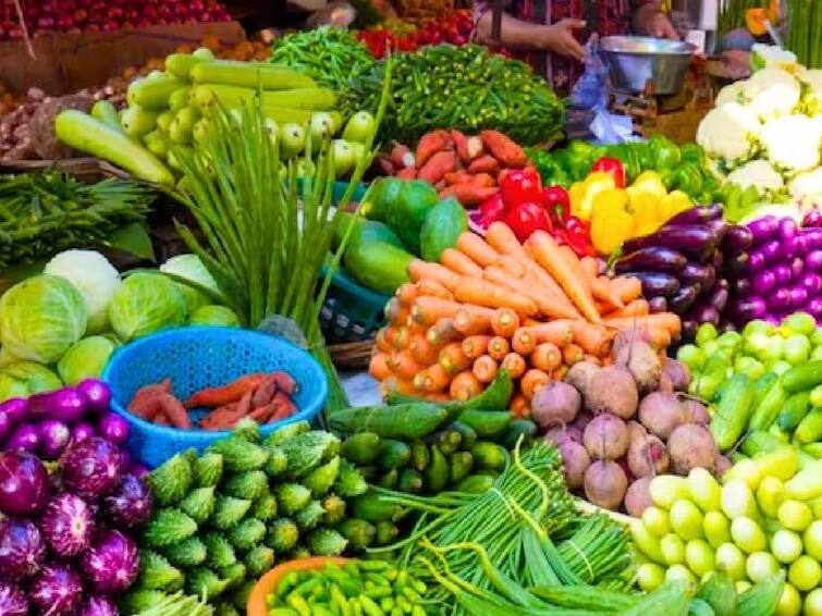vegetables price list december 10  2023 chennai koyambedu market tomato carrot price Vegetable Price: தொடர்ந்து உச்சத்தில் பூண்டு, முருங்கைக்காய் விலை! மற்ற காய்கறிகளின் விலையிலும் மாற்றம்!