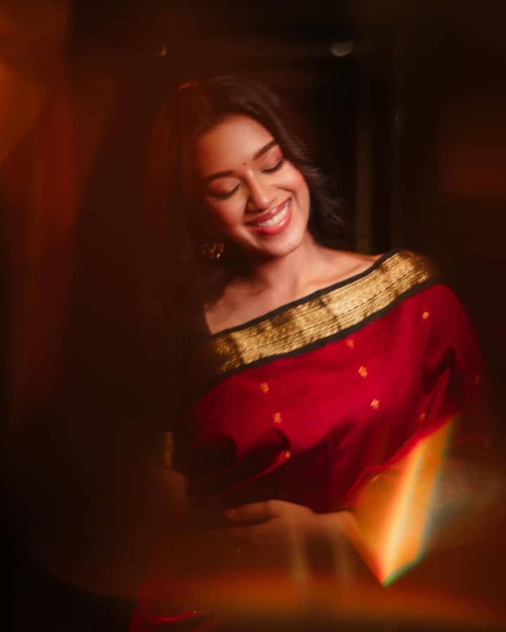 సోషల్ మీడియాలో డ‌బ్‌స్మాష్‌ వీడియోలు చూసిన త్యాగరాజన్‌ కుమార్‌ రాజా ఆమెకు సూపర్‌ డీలక్స్‌ సినిమాలో ఛాన్సిచ్చాడు. అందంతో పాటూ నటనలోనూ మృణాళినికి మంచి మార్కులే పడ్డాయి.