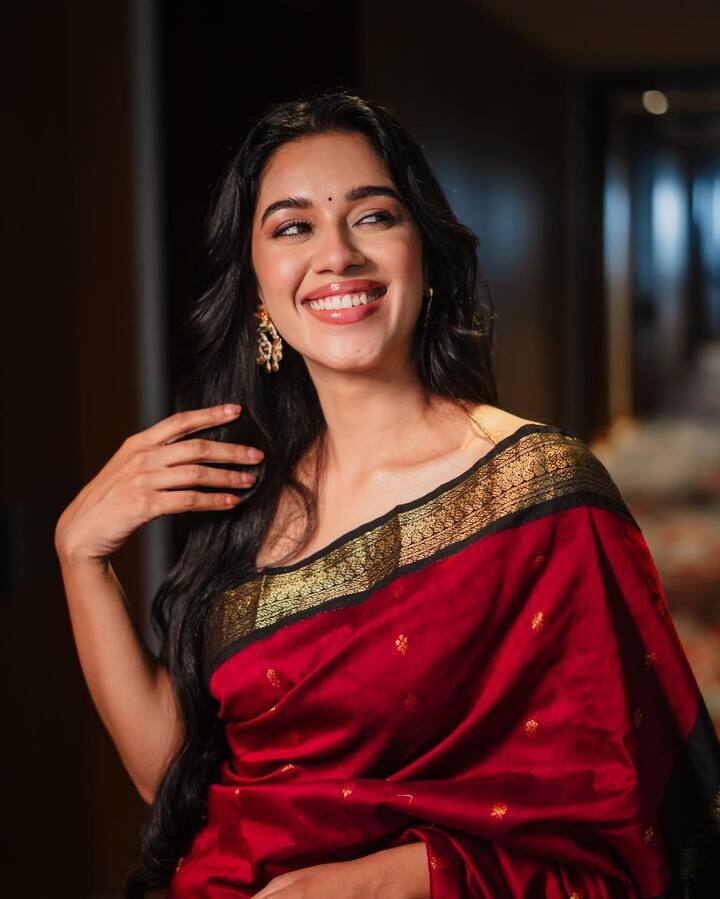 தற்போது இவர் சிவப்பு நிறப்புடவையில் சில அழகிய புகைப்படங்களை பதிவிட்டுள்ளார்.