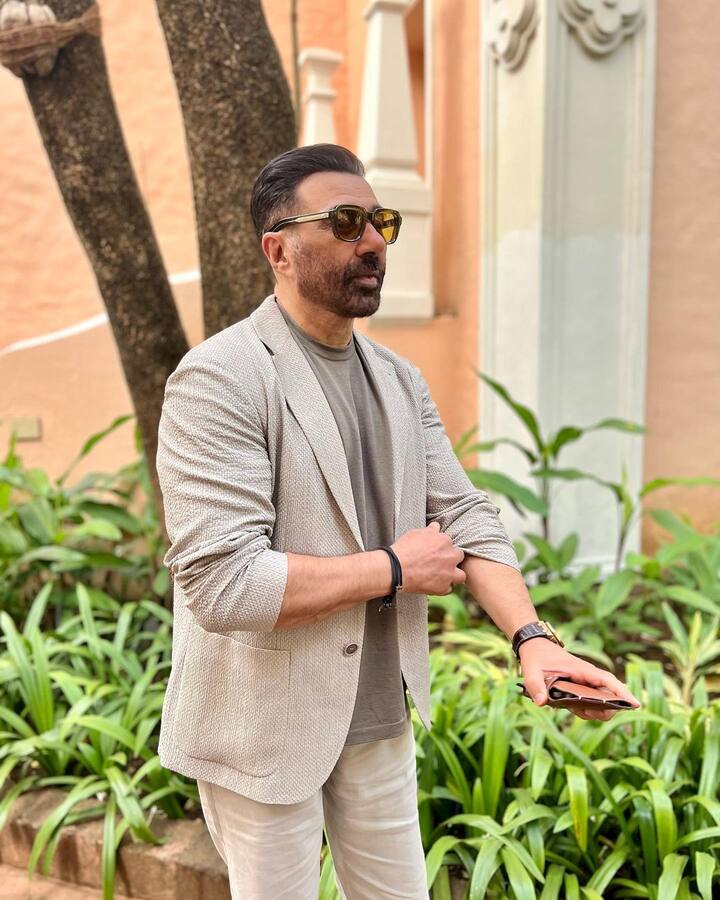 सनी देओल हाल ही में अपनी फिल्म गदर-2 के जरिए इंडस्ट्री में एक बार फिर से सुपरस्टार्स की कतार में आगे आ गए हैं बल्कि उन्होंने अपनी स्टारडम फिर साबित की है. गदर-2 के ताबड़तोड़ एक्शन और तारा सिंह की फेम ने सनी देओल के फैन्स को 20 साल बाद फिर से एक विजुअल ट्रीट दी है. सनी देओल वैसे तो काफी शांत मिजाज के माने जाते हैं लेकिन आज आपको बताएंगे सनी देओल इंडस्ट्री के किन तीन फिल्म स्टार्स से नफरत करते हैं.