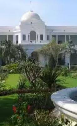 Pataudi Palace: ਸੈਫ ਅਲੀ ਖਾਨ ਦੇ ਪਟੌਦੀ ਪੈਲੇਸ 'ਚ ਇਕ-ਦੋ ਨਹੀਂ ਸਗੋਂ 150 ਕਮਰੇ ਹਨ, ਕੀਮਤ ਜਾਣ ਕੇ ਹੋ ਜਾਓਗੇ ਹੈਰਾਨ!