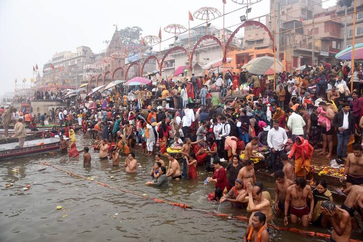 মকর সংক্রান্তি উৎসবের সময় চাল, মুগ ডাল, গুড়, তামার কলসি, সোনা, পশমের বস্ত্র ইত্যাদি দান করলে সূর্যের কৃপা, পিতৃপুরুষের আশীর্বাদ, ভগবান নারায়ণের আশীর্বাদ পাওয়া যায় বলে বিশ্বাস।