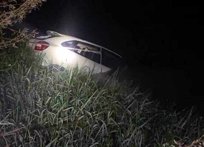 Woman missing as car plunges into canal after losing control of steering wheel near Ankleshwar Accident: અંકલેશ્વર નજીક ભયંકર અકસ્માત,  સ્ટિયરિંગ પરથી કાબૂ ગૂમાવતા કાર કેનાલમાં ખાબકી, મહિલા  તણાઇ જતાં  લાપતા